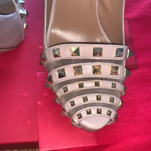 Valentino Garavani beige rockstud pump peep toe - Picture 4 of 8